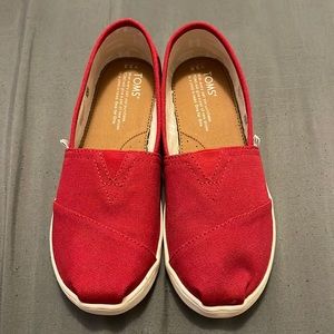 Youth size 3.5 Toms in Red in good condition.